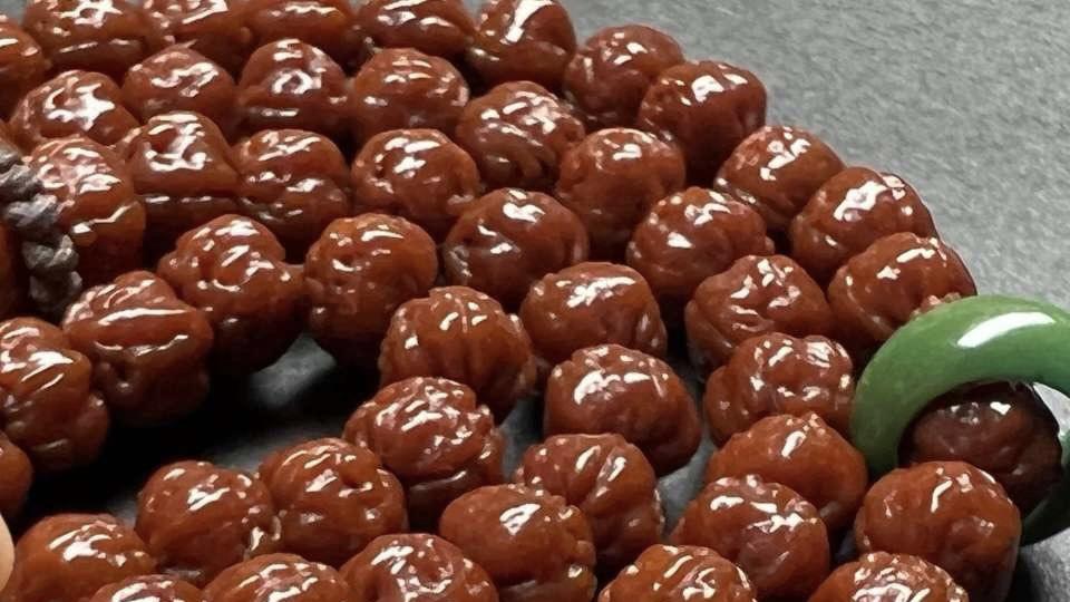 文玩手串为啥会越戴越亮？其实就是这件事儿！