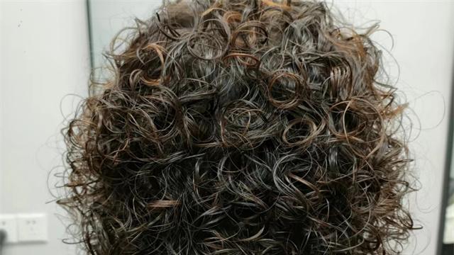 发型 看着高级的中年女人，都懂得“衣不穿花，发不烫卷”，那你是吗？