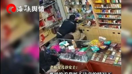 河南濮阳，深夜，某小超市，来了一名男子，买了一盒烟和打火机