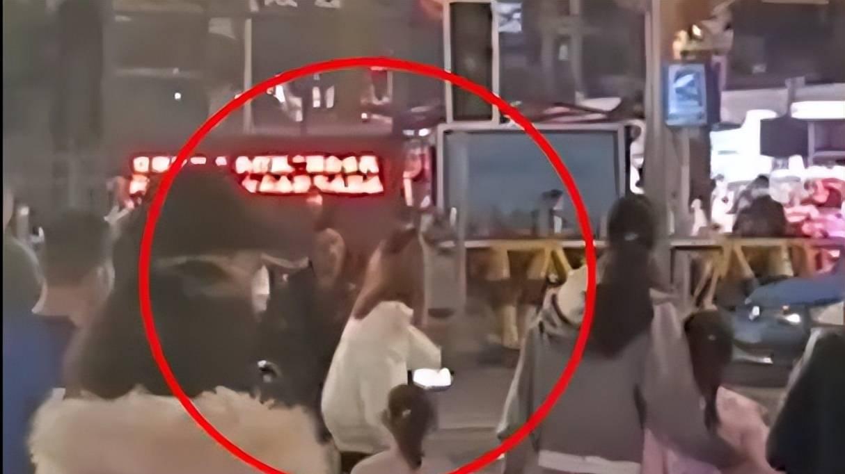 ?警方回应女子踢打残疾乞讨男子：女子精神正常撕烂了几块钱，残疾男子不予追究！