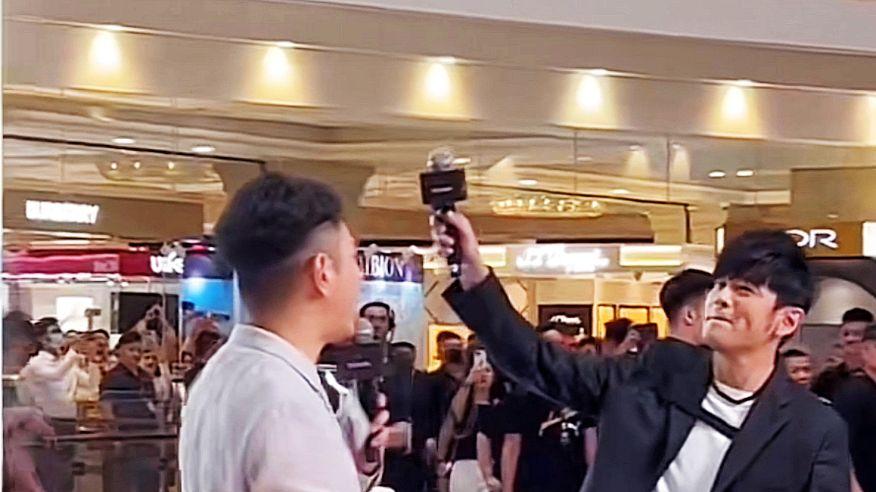 上海：周杰伦商场参加活动，44岁步履有些蹒跚，“多少人的青春”