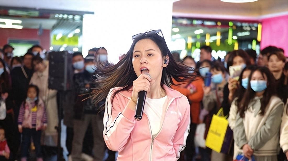 40岁唐艺官宣恋情，男方疑是傍一大哥，为此账号掉粉，男粉宣告退网