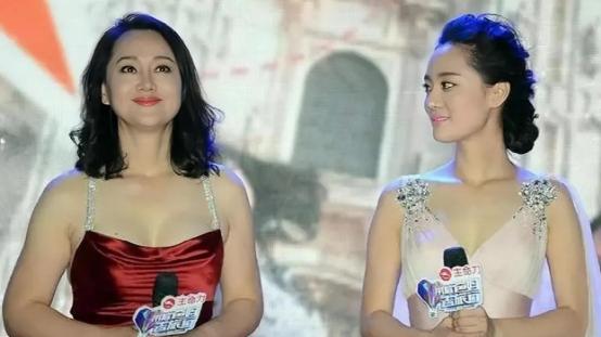 大宋佳|大宋佳携女儿亮相！59岁穿荡领吊带裙风情万种太迷人，女儿长得超像妈却没妈漂亮