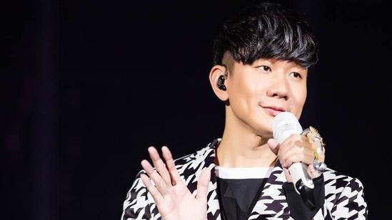 林俊杰|林俊杰美国同框吴彦祖，交友广泛被赞为“人脉富翁”