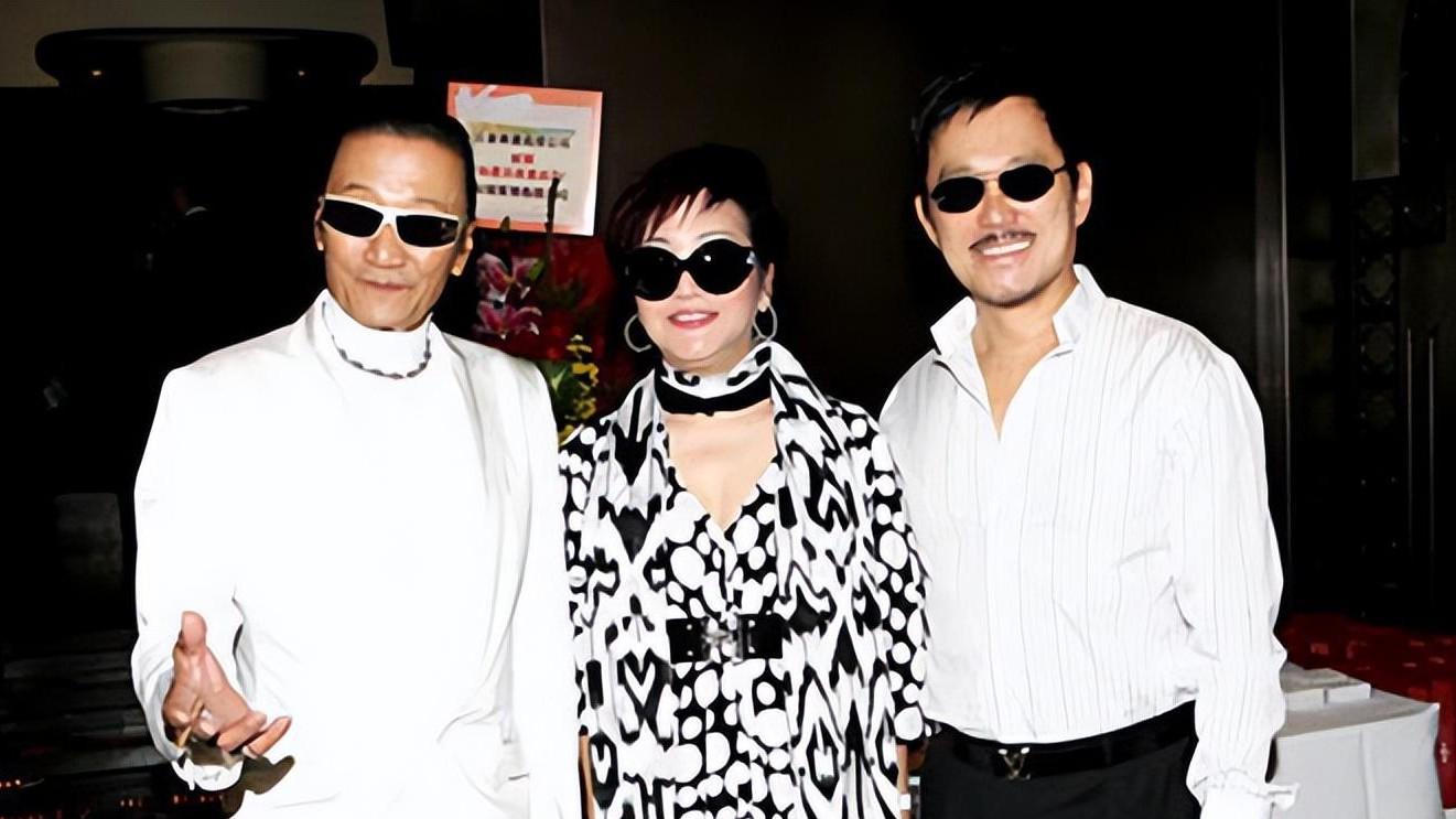 谢霆锋继父76岁大寿，与王菲闺蜜亲密合影不避嫌，狄波拉不吃醋