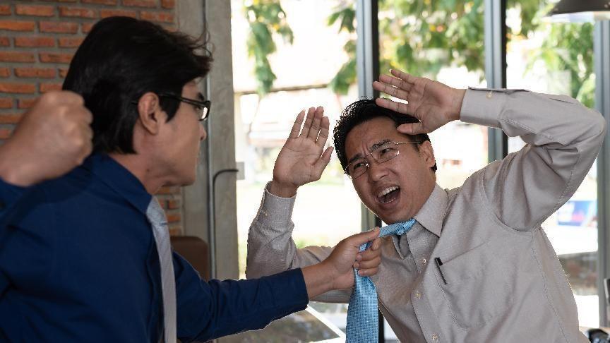 一员工被扣100元后杀死领导，人社局否认工伤，结局是这样判的