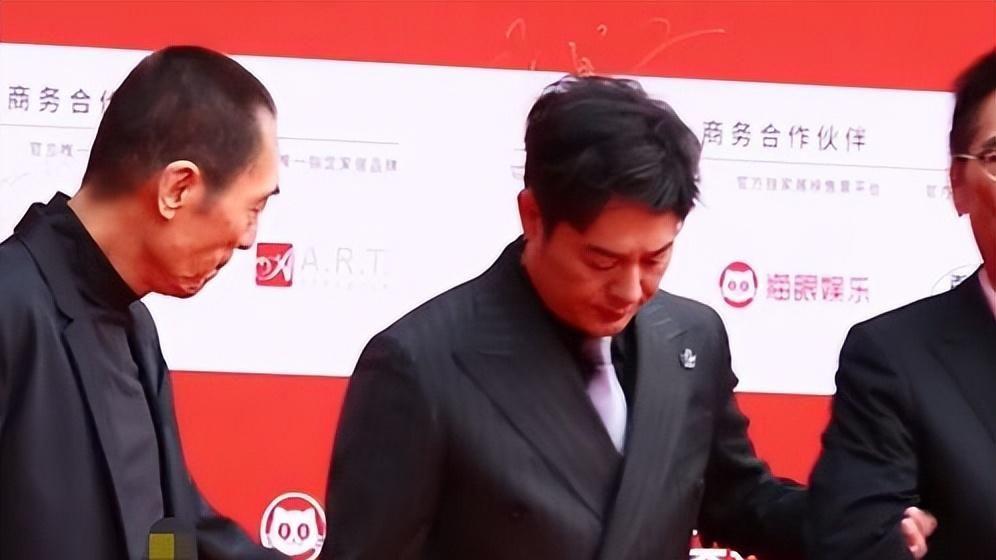 张颂文|北影红毯：有人摔倒有人避嫌，张艺谋对张颂文举止尽显人情世故