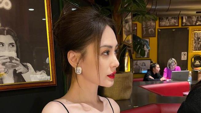 阿娇 42岁阿娇罕晒泳装美照，瘦身后美回巅峰，天鹅颈小蛮腰养眼十足