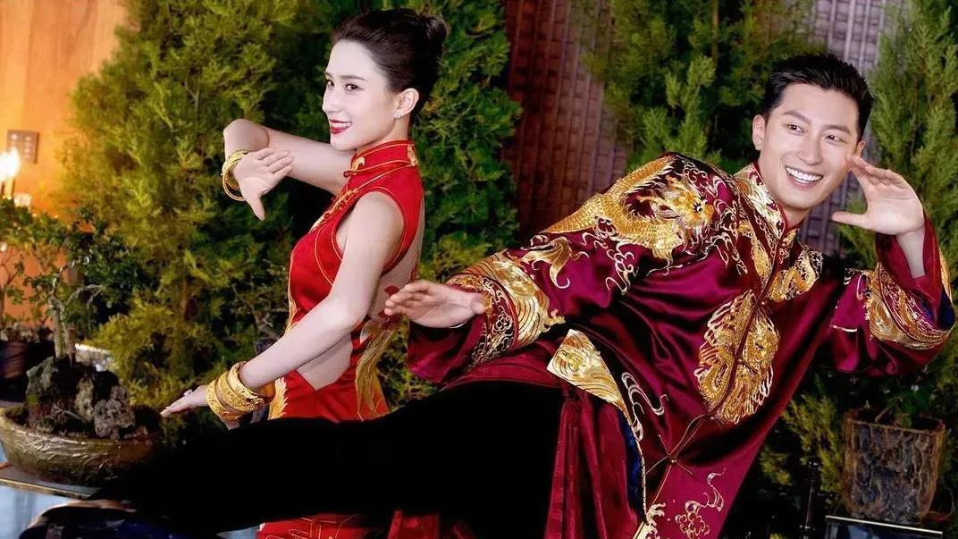 何超莲|何超莲穿背带裤出镜，身材发福，网友：一看就是怀孕了