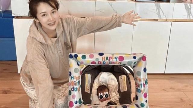 |李念产后5天分享三胎照，选烤鸭庆祝，网友: 懂生活懂享受