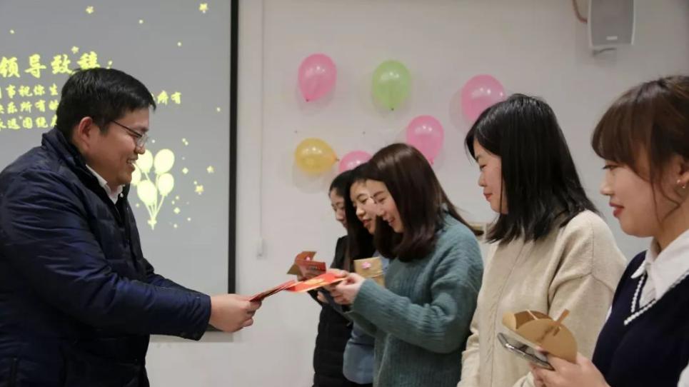 年终奖|“我们部门不要年终奖”，经理拿下属奖金送人情，职场有没有底线