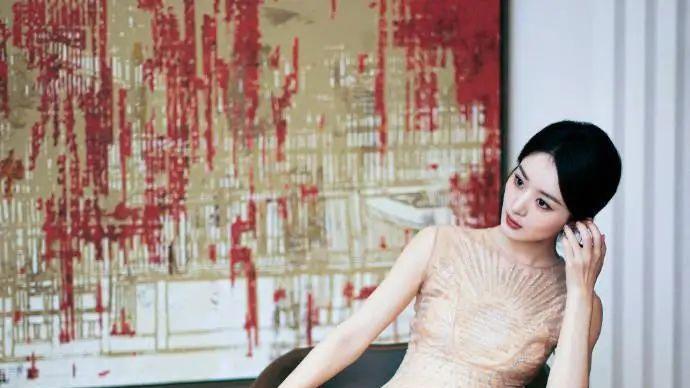 赵丽颖变得认不出！穿薄纱裙颜值再回巅峰，小揪揪发型甜到没朋友