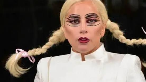 小丑2|两个人的疯狂开启！LadyGaga晒图庆祝，《小丑2》拍摄之旅启程