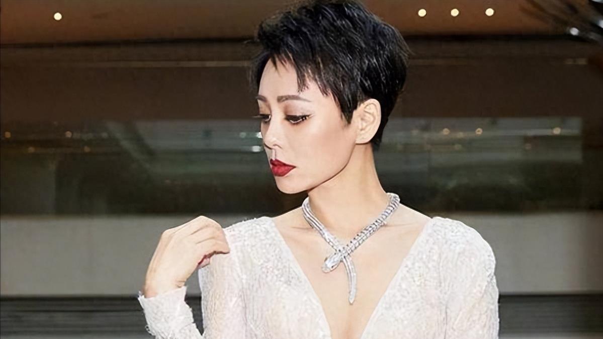 全身涂白、内裤半露、竹竿腿、透视装…娱圈病态审美，该停停了