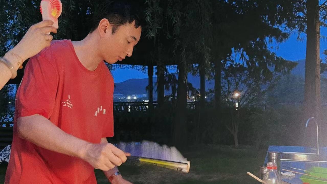 王思聪为网红们亲自烤串！喝2元水热得满头汗，一旁长腿美女吸睛