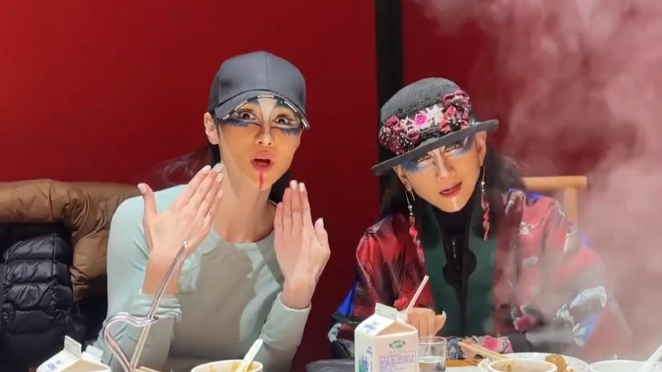 杨丽萍|杨丽萍吃火锅涮半斤羊肉，打破不吃肉戒律，超长指甲拿筷子不方便