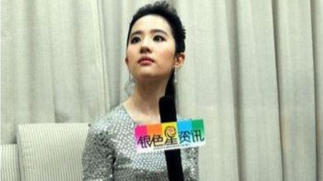 刘亦菲彻底告别少女时代，肉色丝袜搭配银星连衣裙女人味十足！