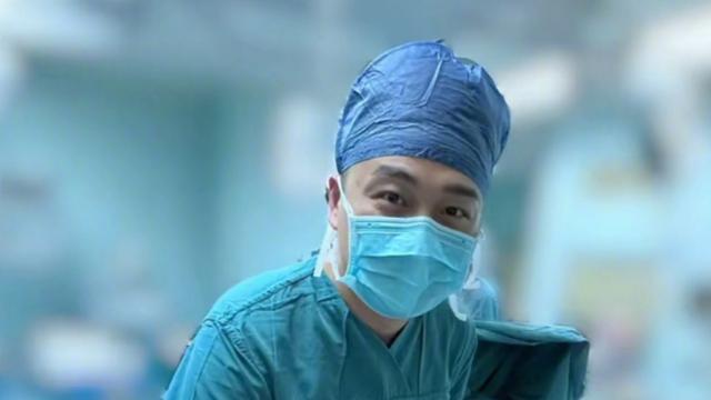 主持人沈涛40岁得子，孩子妈是给他递话筒的女孩，颜值不输女明星