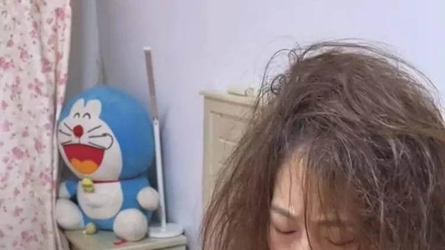 妻子发烧卧床不起，吃下一大盆麻辣烫，丈夫：你一口都不给我留