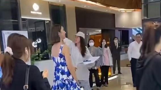 王祖蓝|王祖蓝夫妇现身家具店，李亚男被赞又高又瘦，两人身高对比太明显