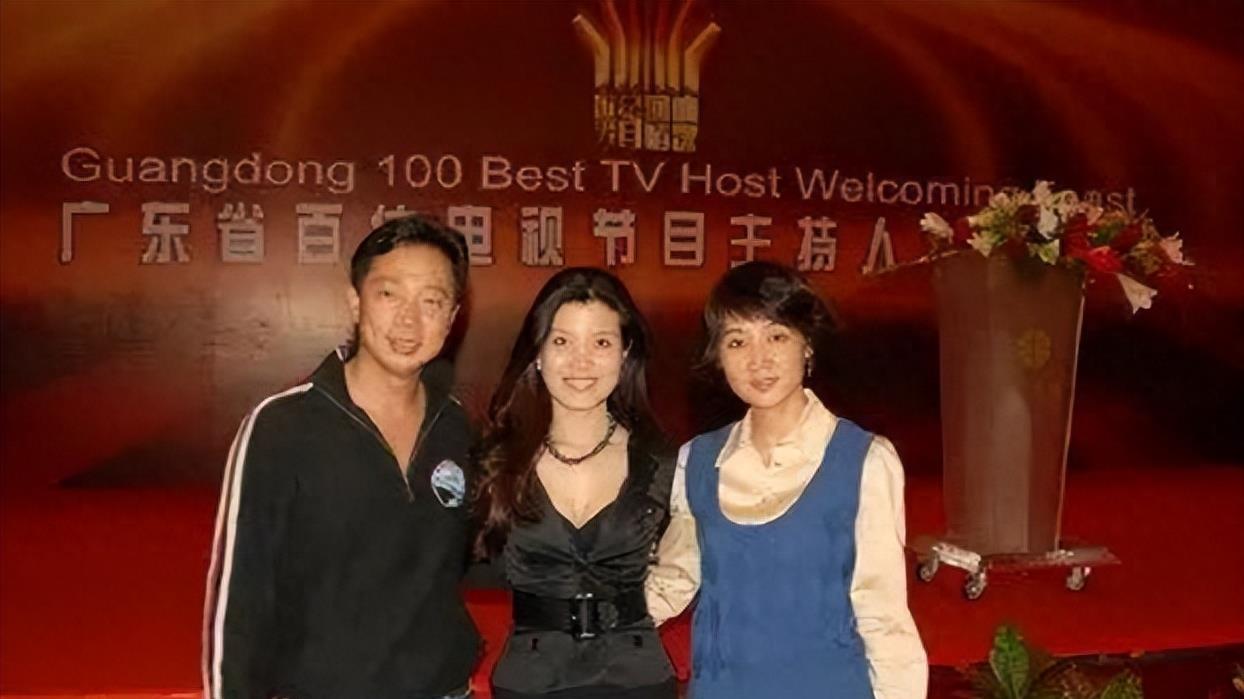 广东台主持人王怡斐近况曝光，重新低调现身，59岁的她成为了王大妈