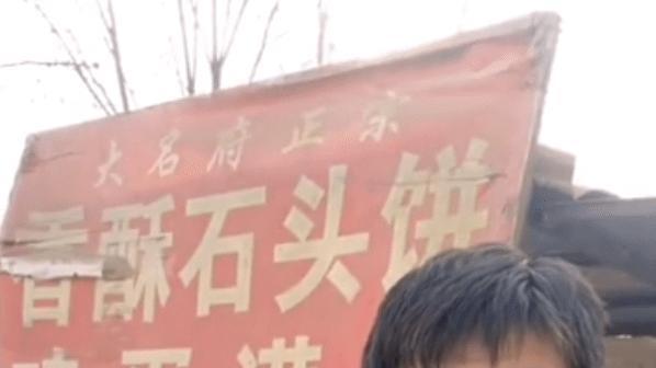 他没有被物质化，大网红回归生活，推着小车继续卖他的鸡蛋饼