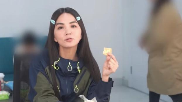 ella|Ella坦言面对舞台还是会紧张，爆料录制现场全部姐姐都在找厕所