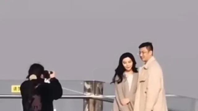 范冰冰|范冰冰罕见秀恩爱，和男友海边亲密合影，男方颜值抢镜身份不寻常