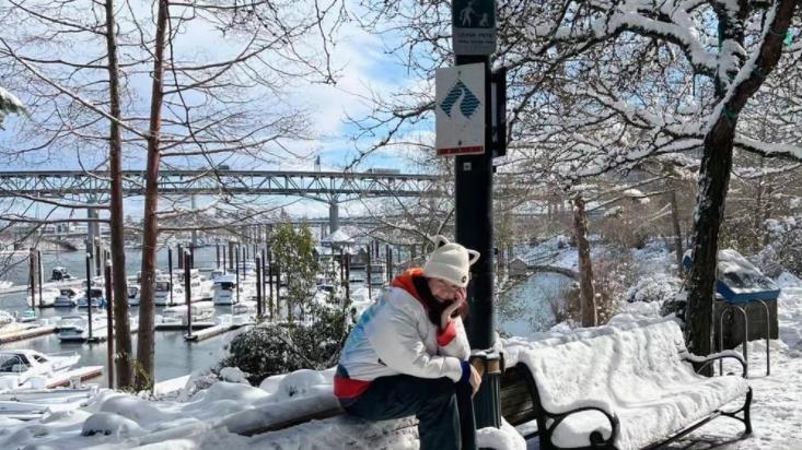 万梓良|万梓良前妻现身北京，37岁女儿罕露面，名校毕业在内地开6家餐厅
