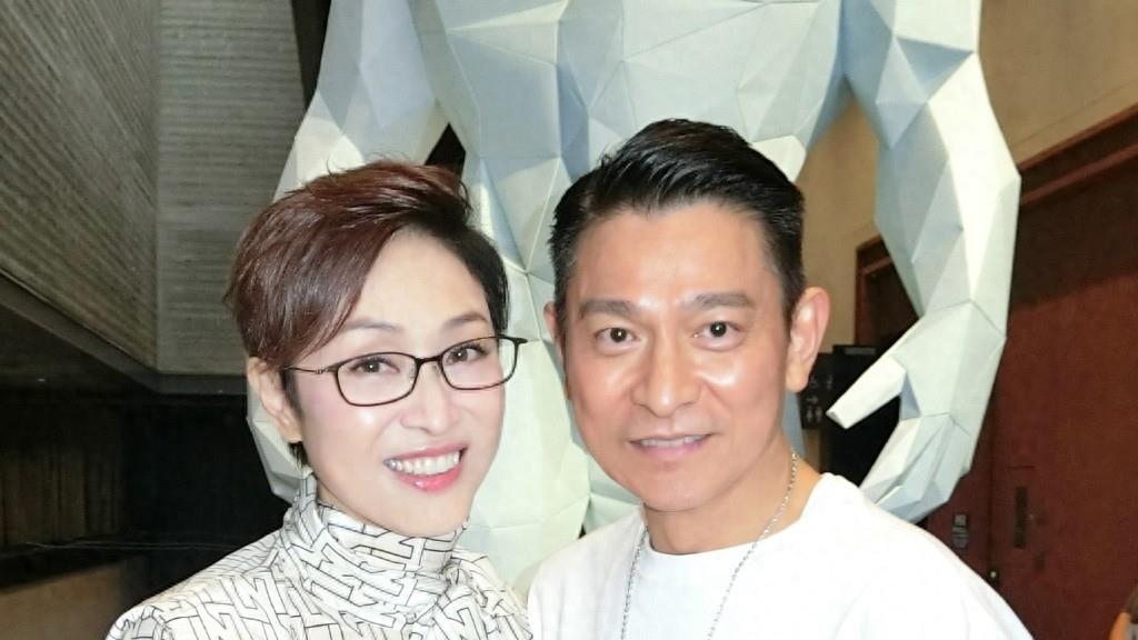 郭晶晶婆婆参加刘德华艺术展，朱玲玲稳居C位，连梁安琪都来捧场了