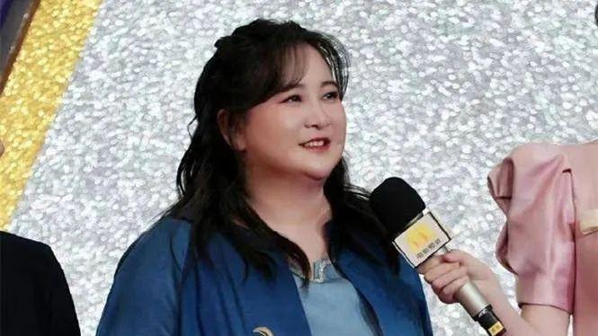 41岁贾玲瘦出曲线美！狂减50斤穿牛仔裤腰身明显，微卷短发配空气刘海女人味十足