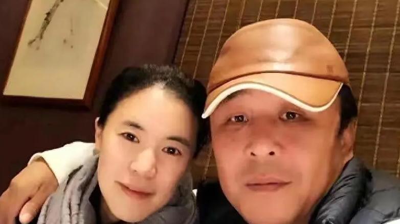 王楠一家4口全家福！富豪丈夫穿大红棉鞋，开私人飞机带妻儿度假