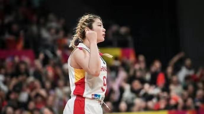 李梦晒与张隆热吻合照！大胆秀恩爱，向前妻宣示主权，不愧是梦姐