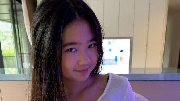 曹格12岁女儿近照，Grace穿抹胸装过于成熟，脸蛋儿像爸身材像妈