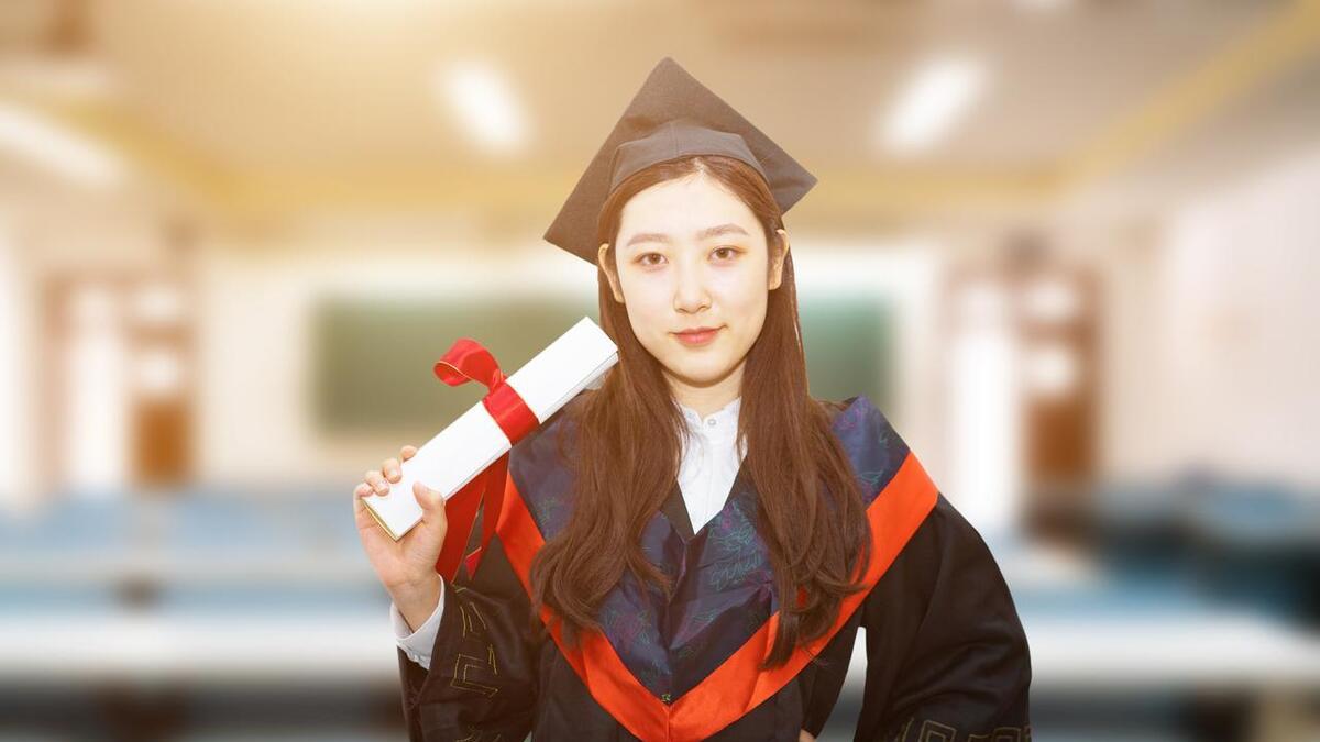 大学|师范大学硕士的女儿，是去大学里做辅导员好，还是去中学教书好？
