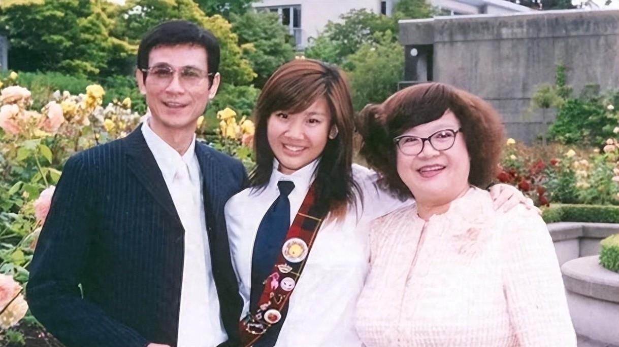 痛心！郑少秋55岁大女儿在美国自杀身亡，2年前见了父亲最后一面