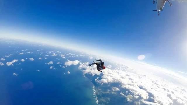 蚂蚁从万米高空掉下会经历什么？最终会摔死吗？