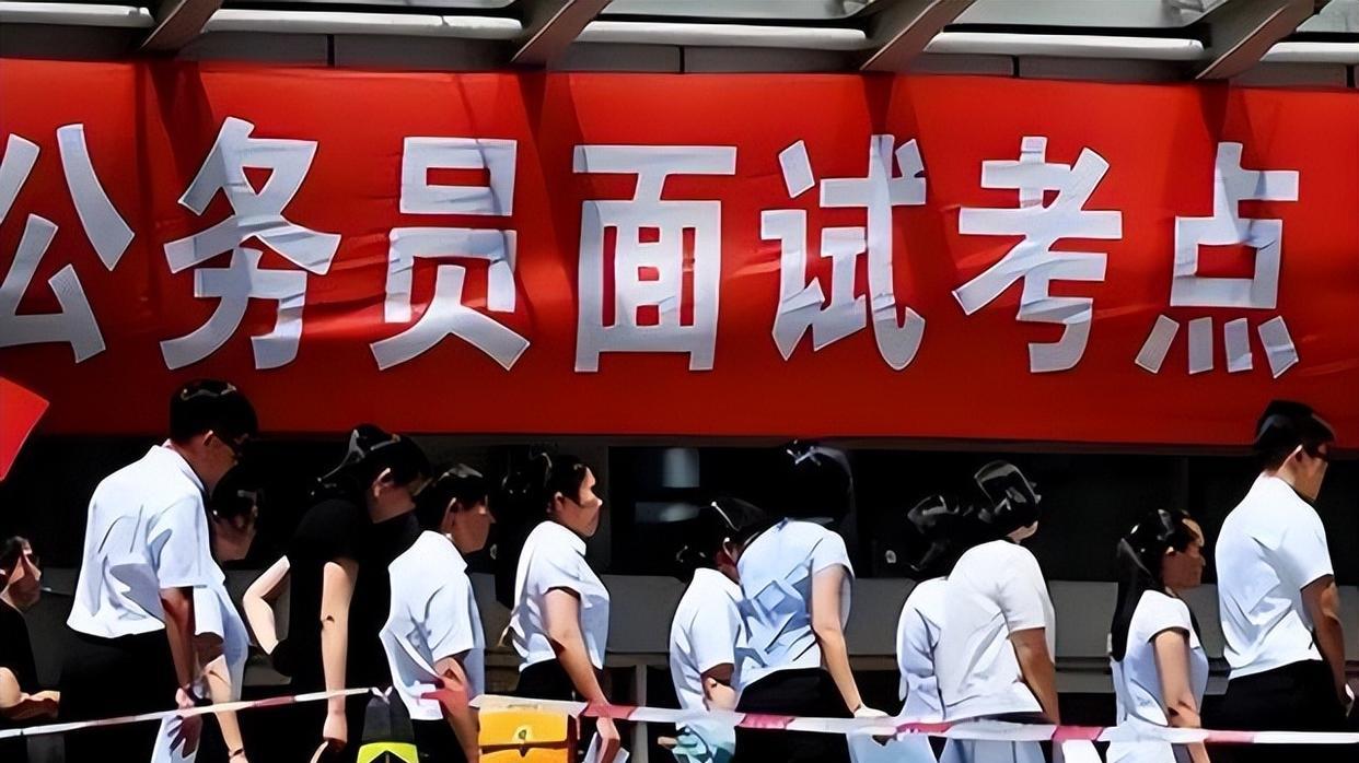 多位在职公务员晒“工资条”，看了实发工资后，网友却不淡定了