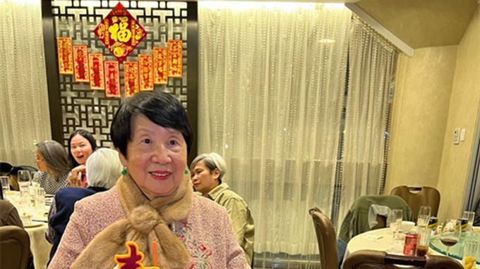 古天乐|吴君如包场为母亲庆生，母女五官超像，古天乐脸部僵硬被疑整容