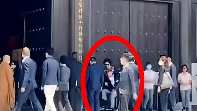 95岁李嘉诚坐轮椅到寺庙，知己周凯旋贴身照顾，搀扶着他跪拜佛像