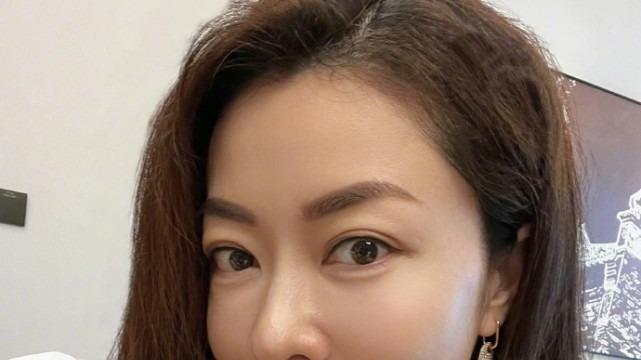 熊黛林|42岁熊黛林秀身材，自称2米8大长腿又美又飒，被指沧桑后自信回应