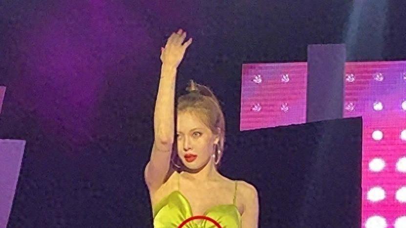韩国女星泫雅，在舞台上露下乳, 不知道是有意的还是无意的呢？