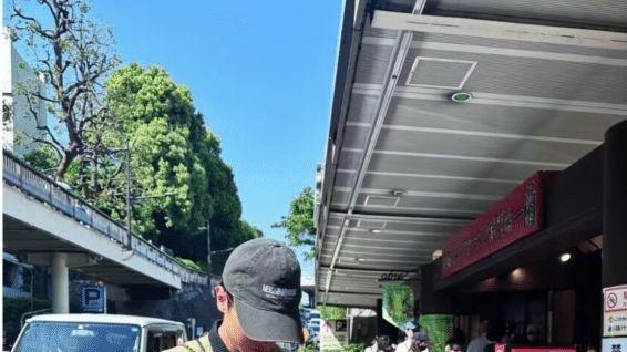 秦奋|秦奋现身东京街头，粉丝巧遇，网友调侃：有一米五吗？