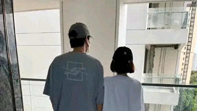 43岁秦岚和魏大勋又秀恩爱了！秦岚身穿白色T恤玩下半身失踪好性感