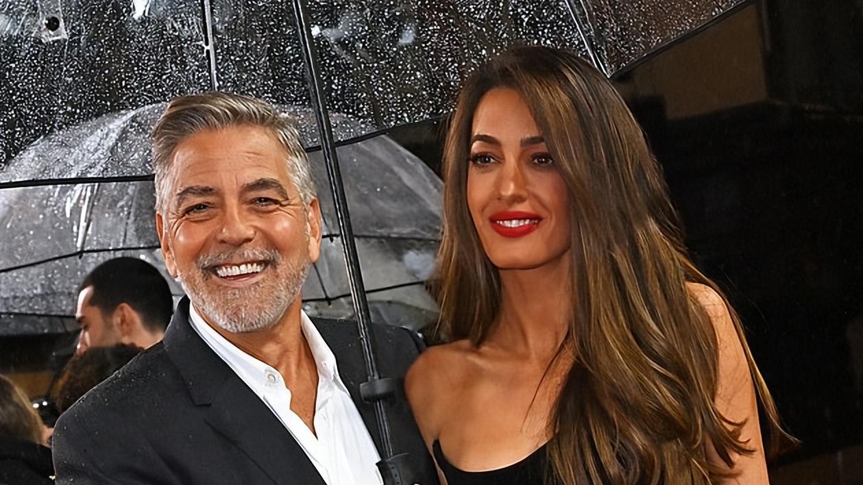 62岁克鲁尼搂着美女老婆雨中走红毯！律师老婆黑裙超美，太浪漫了