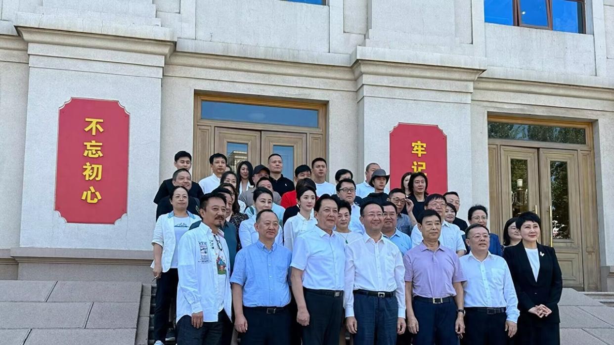 杨幂王一博参加总局座谈会，两人打扮低调在人群中依旧亮眼