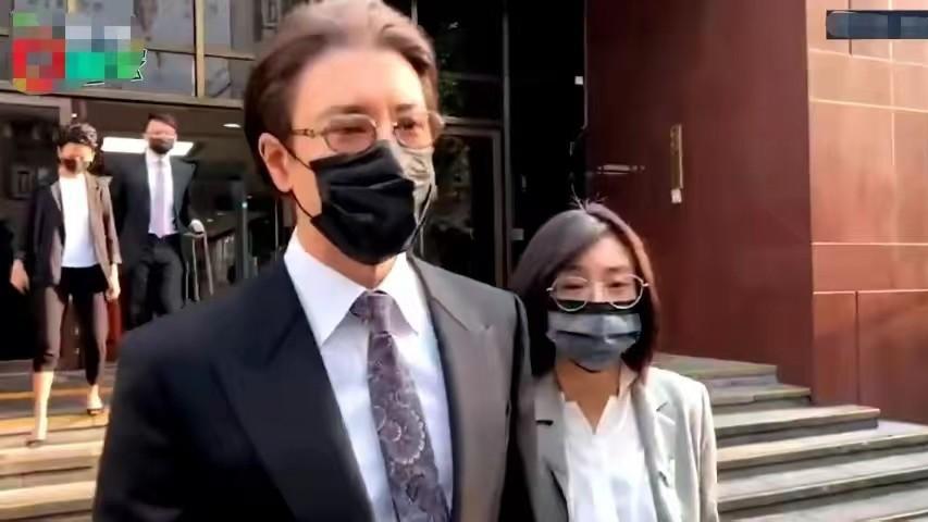 王力宏 李靓蕾孤独亮相太憔悴！王力宏高调带年轻女助理，留长发打扮精致