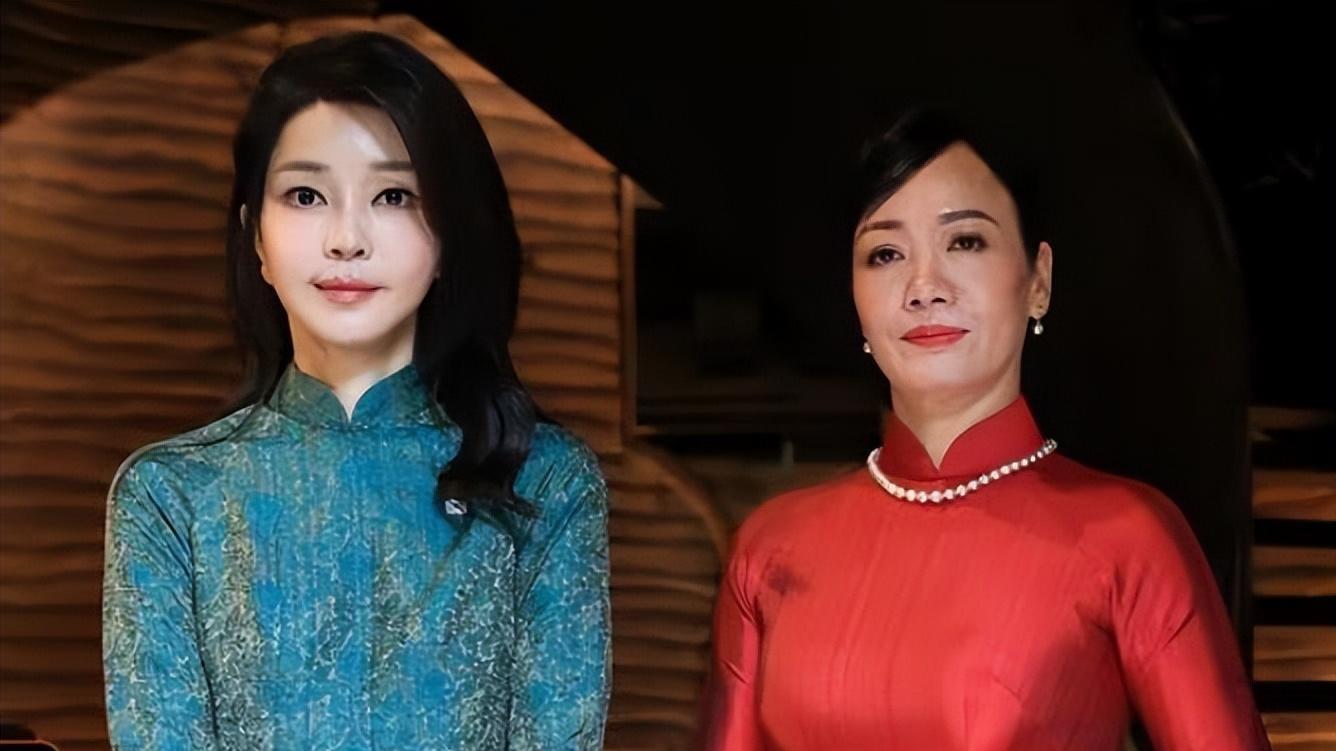 51岁金建希嫩如少女，白皙纤细身材尽显韩国冻龄女神之风采