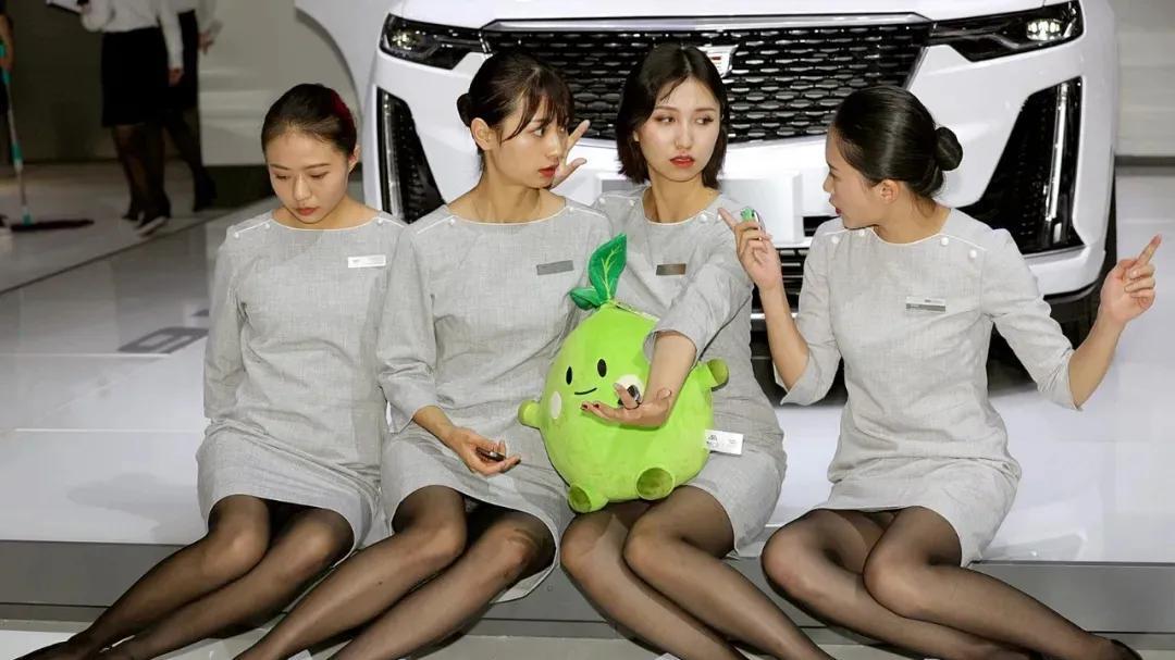 小姐姐|性感范十足的职场OL套装，一起来看看车展的工装制服！