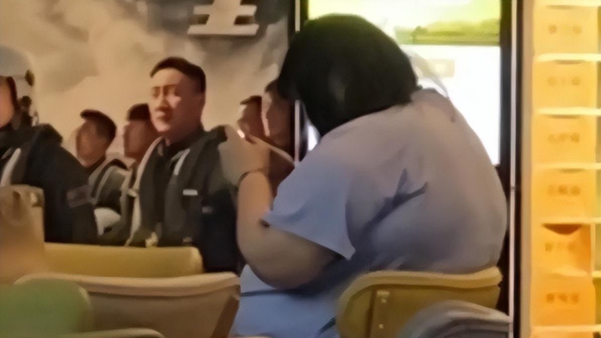 朱之文|大衣哥女儿遭退婚？穿睡衣在电影院过夜，形象邋遢直播哭诉生活难